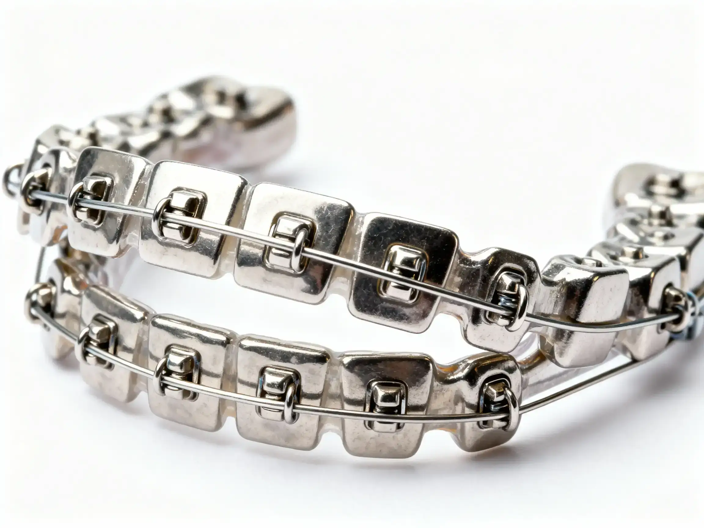Brackets_metálicos_estándar_de_ortodoncia