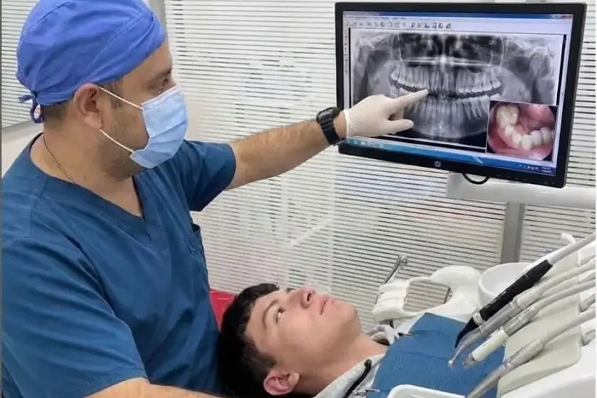 Dr. Edwin Riaño realizando consulta de odontología general