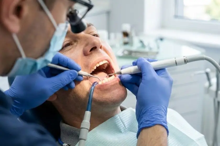 Limpieza dental profesional paciente adulto odontología general